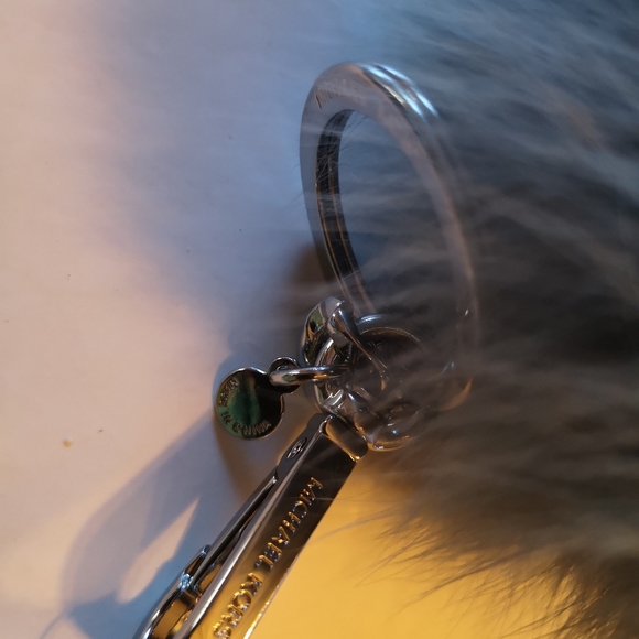 Key Charm Fur Pom Pom - Picture 2 of 11